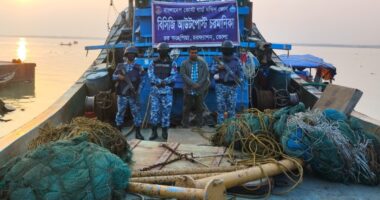 ভোলার চরফ্যাশনে কোস্ট গার্ডের অভিযানে অবৈধ ট্রলিং বোট ও জাল জব্দ