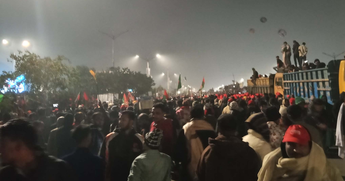 তীব্র ঠান্ডা উপেক্ষা করে তারেক রহমানকে একনজর দেখতে নির্ঘুম রাত নেতাকর্মীদের, পুরো এলাকা জনসমুদ্রে পরিণত