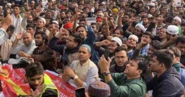 শহীদ হাদি হত্যার বিচারের দাবিতে শাহবাগ ব্লকেড করল ইনকিলাব মঞ্চ