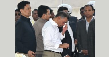 নেতাকর্মীদের সরিয়ে বাবার কবরের পাশে নীরবে দাঁড়িয়ে কাঁদলেন তারেক রহমান