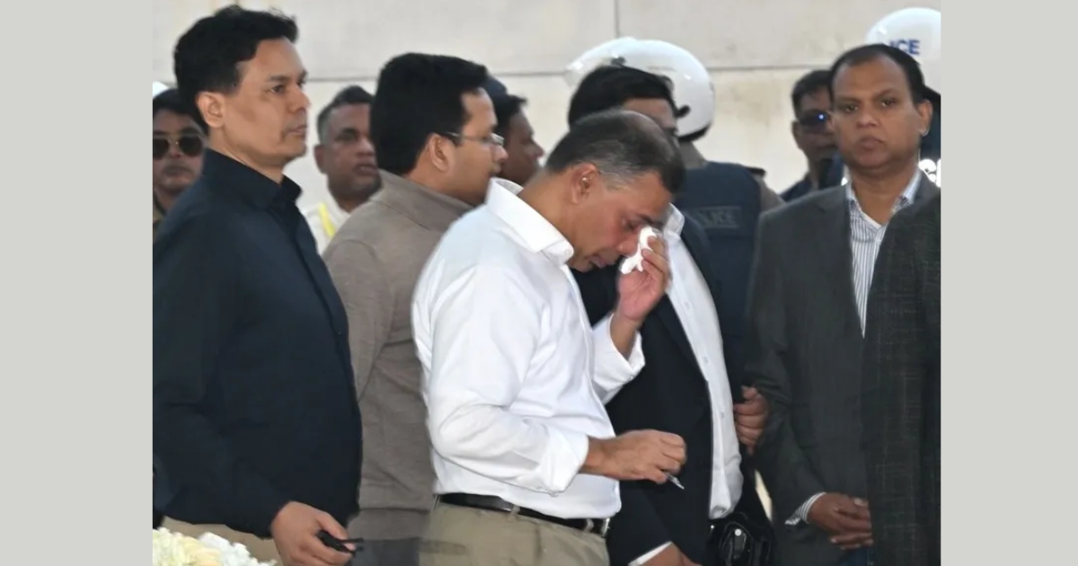 নেতাকর্মীদের সরিয়ে বাবার কবরের পাশে নীরবে দাঁড়িয়ে কাঁদলেন তারেক রহমান