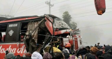 কুয়াশার কারণে দুই বাসে মুখোমুখি সংঘর্ষে আহত ২২
