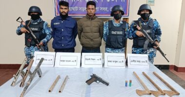 ভোলায় কোস্টগার্ড–পুলিশের যৌথ অভিযানে অ/স্ত্র ও গু/লি/সহ কুখ্যাত স/ন্ত্রা/সী আটক