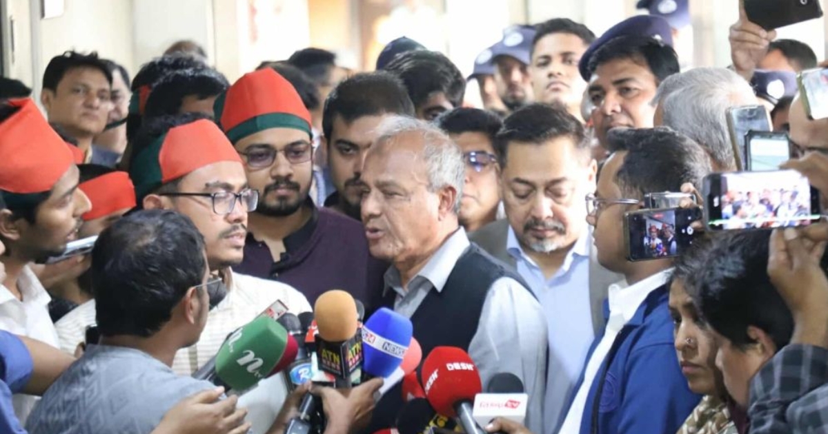 হাদির ওপর হামলাকারীদের বিষয়ে এখনই সব বলা যাবে না, ডাকসু প্রতিনিধির দাবি যৌক্তিক : স্বরাষ্ট্র উপদেষ্টা