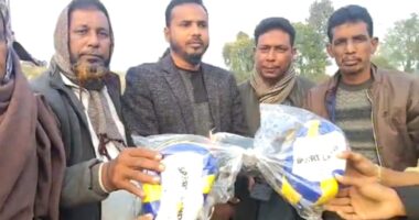 গুরুদাসপুরে খেলোয়াড়দের মাঝে খেলার সামগ্রী বিতরণ