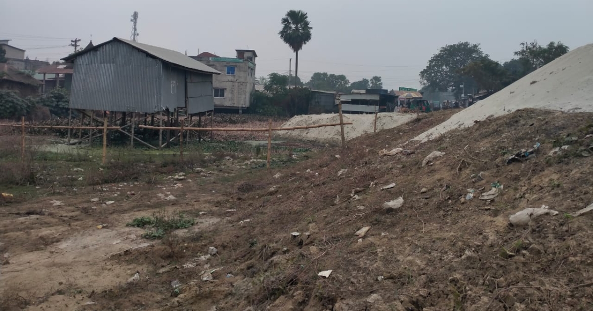 নলডাঙ্গায় রেলওয়ের পুকুর ভরাট করছেন - প্রভাবশালীরা