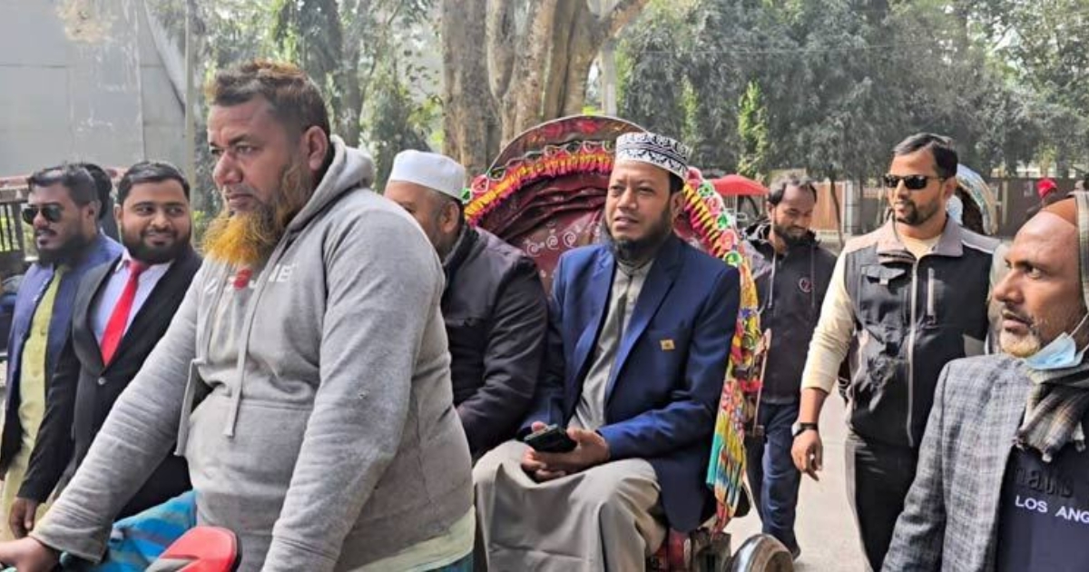 রিকশায় চড়ে মনোনয়নপত্র সংগ্রহ করলেন জামায়াত মনোনীত প্রার্থী আমির হামজা