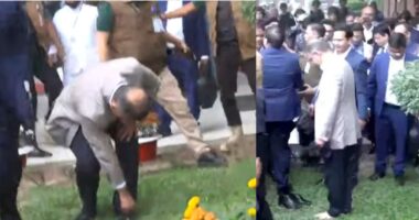 হঠাৎই জুতা খুলে খালি পায়ে দেশের মাটি স্পর্শ করলেন তারেক রহমান, নিচু হয়ে এক দলা মাটি নিয়ে পরম মমতায় নাচাচড়া করেন