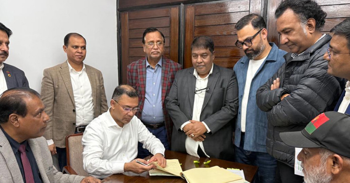 নির্বাচনে প্রতিদ্বন্দ্বিতা করতে ঢাকা-১৭ ও বগুড়া-৬ আসনে মনোনয়নপত্রে স্বাক্ষর করলেন তারেক রহমান
