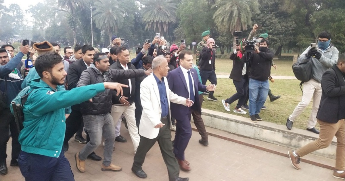 জিয়া উদ্যানে খালেদা জিয়ার কবরের স্থান পরিদর্শনে স্বরাষ্ট্র উপদেষ্টা