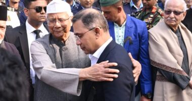 মায়ের জানাজায় আবেগঘন মুহূর্তে তারেক রহমানকে বুকে টেনে নিয়ে সান্ত্বনা দিলেন প্রধান উপদেষ্টা