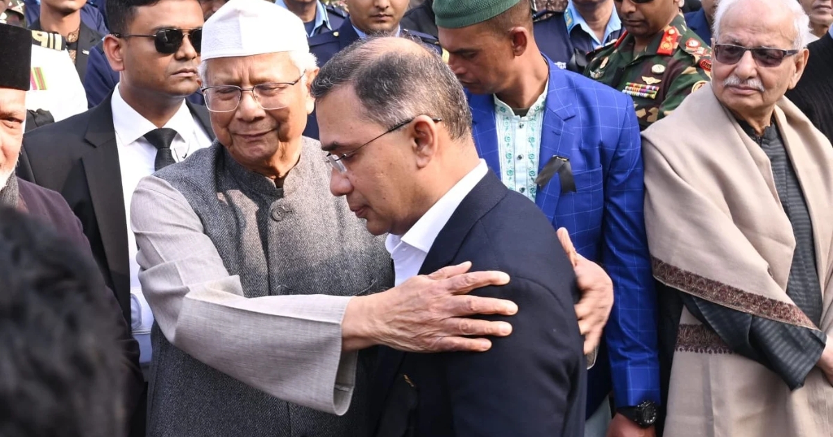 মায়ের জানাজায় আবেগঘন মুহূর্তে তারেক রহমানকে বুকে টেনে নিয়ে সান্ত্বনা দিলেন প্রধান উপদেষ্টা
