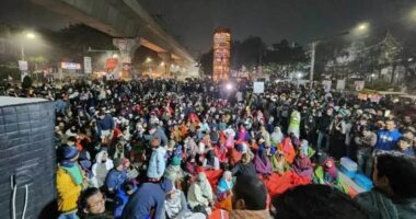 শহীদ ওসমান হাদি হত্যার বিচার দাবি: রাতে শাহবাগে বাড়ছে মানুষ, চলছে স্লোগান-কবিতা
