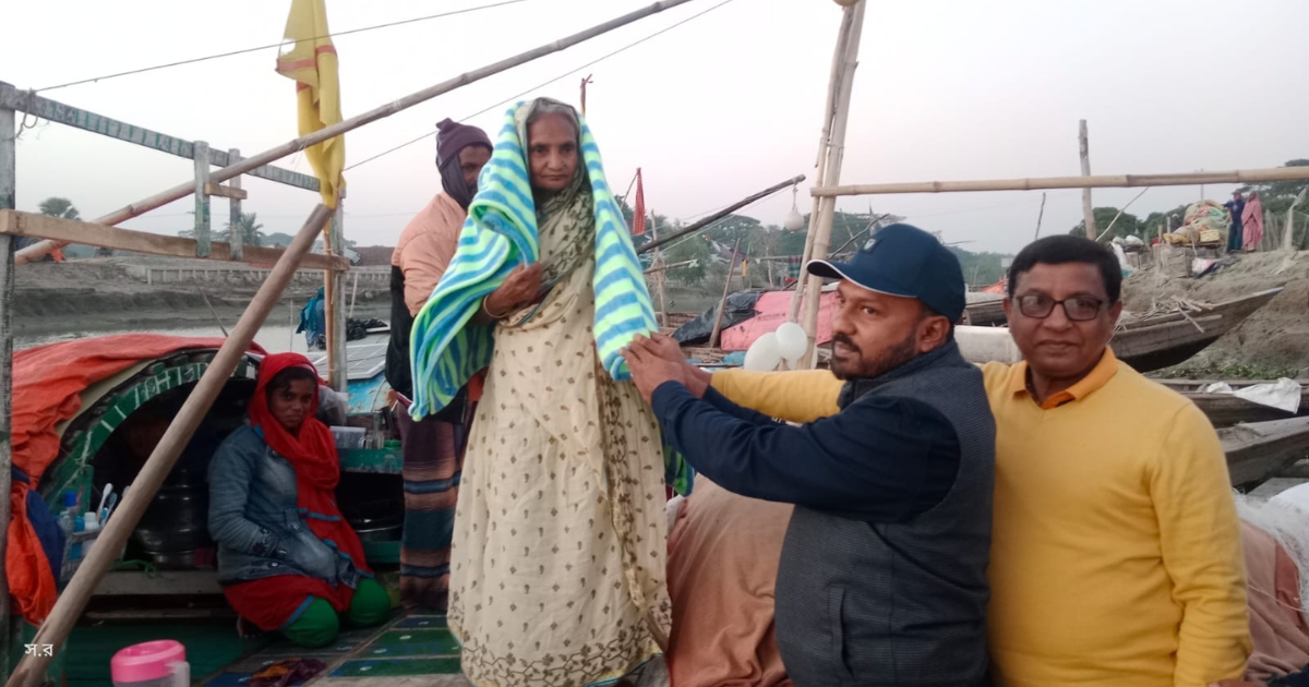 শীতে মান্তা সম্প্রদায়ের নারী-শিশুদের পাশে ইউএনও: শতাধিক কম্বল বিতরণ