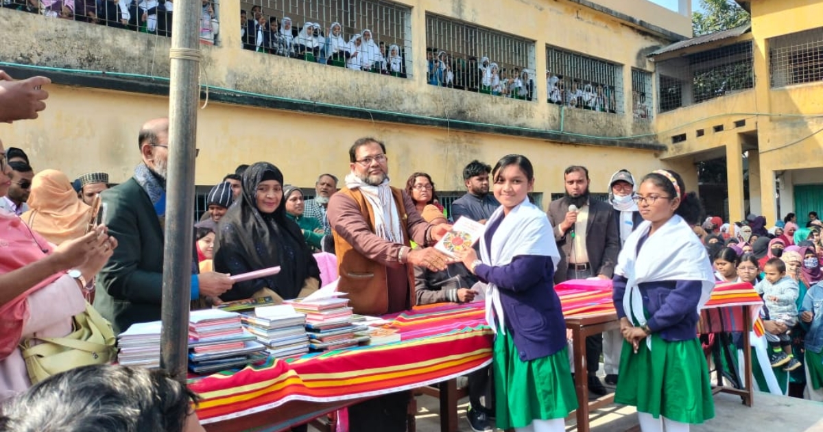 ভোলায় ৬ লাখের বেশি শিক্ষার্থীর হাতে নতুন বই