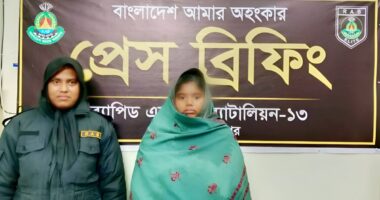 লালমনিরহাটে র‍্যাবের অভিযানে ৫৪২ বোতল ফেন্সিডিলসহ নারী আটক