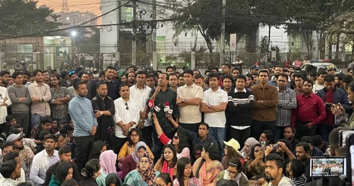 ইসির আশ্বাস পেয়ে নির্বাচন ভবন এলাকার সামনে থেকে সরে গেল ছাত্রদল