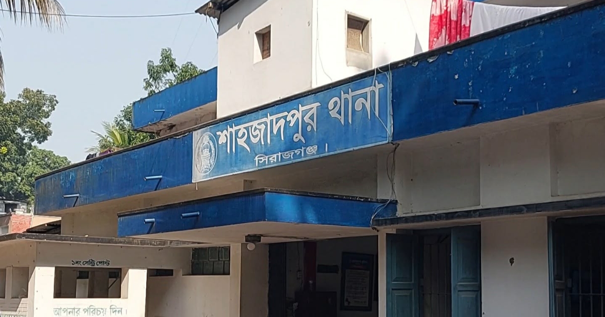 শাহজাদপুরে গাড়ি চাপা দিয়ে সাংবাদিককে হত্যার চেষ্টা, থানায় অভিযোগ