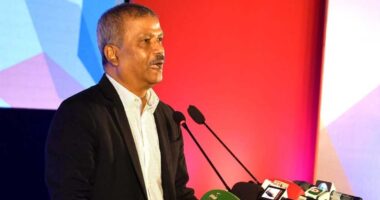 সবার উচিত অন্যের দোষ না খুঁজে নিজেদের আত্মসমালোচনা করা : আসিফ নজরুল