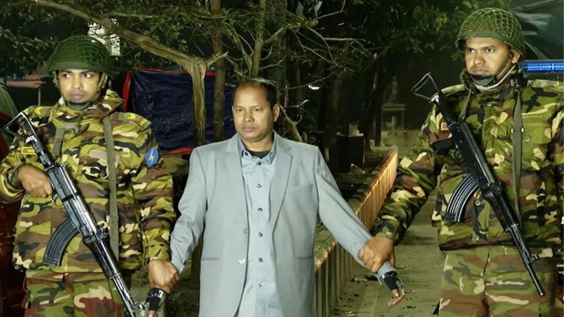 প্রাথমিক শিক্ষক নিয়োগ পরীক্ষার প্রশ্নফাঁসের চেষ্টার অভিযোগে আটক ২