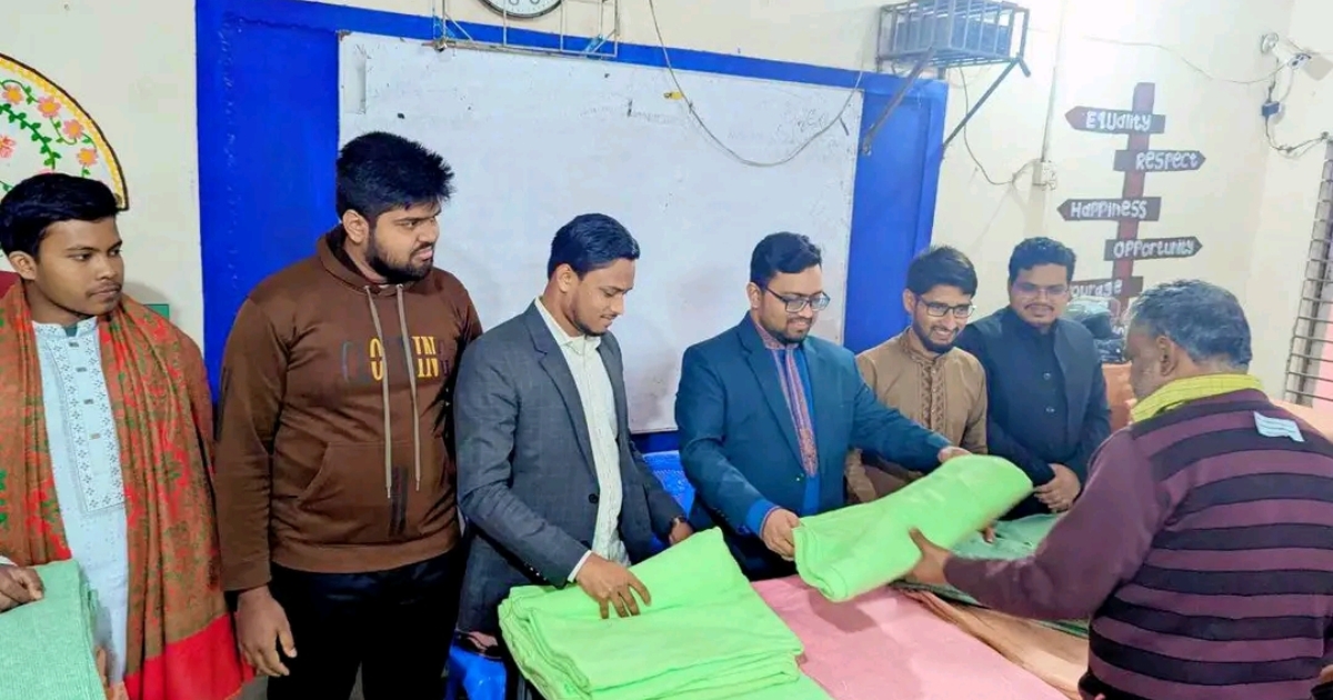 কবি নজরুল কলেজ কর্মচারীদের মাঝে ছাত্রশিবিরের শীতবস্ত্র বিতরণ