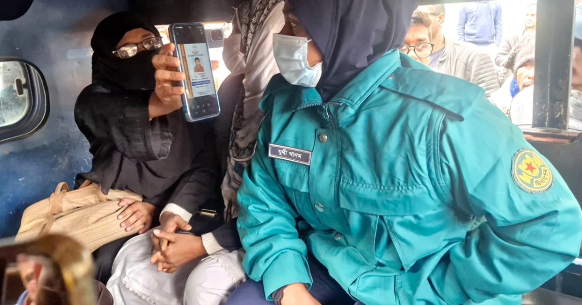 পরিচয়পত্র দেখানোর পরও শিবিরের ভিপি প্রার্থীর স্ত্রীকে হেনস্থা করে পুলিশে দিল ছাত্রদল