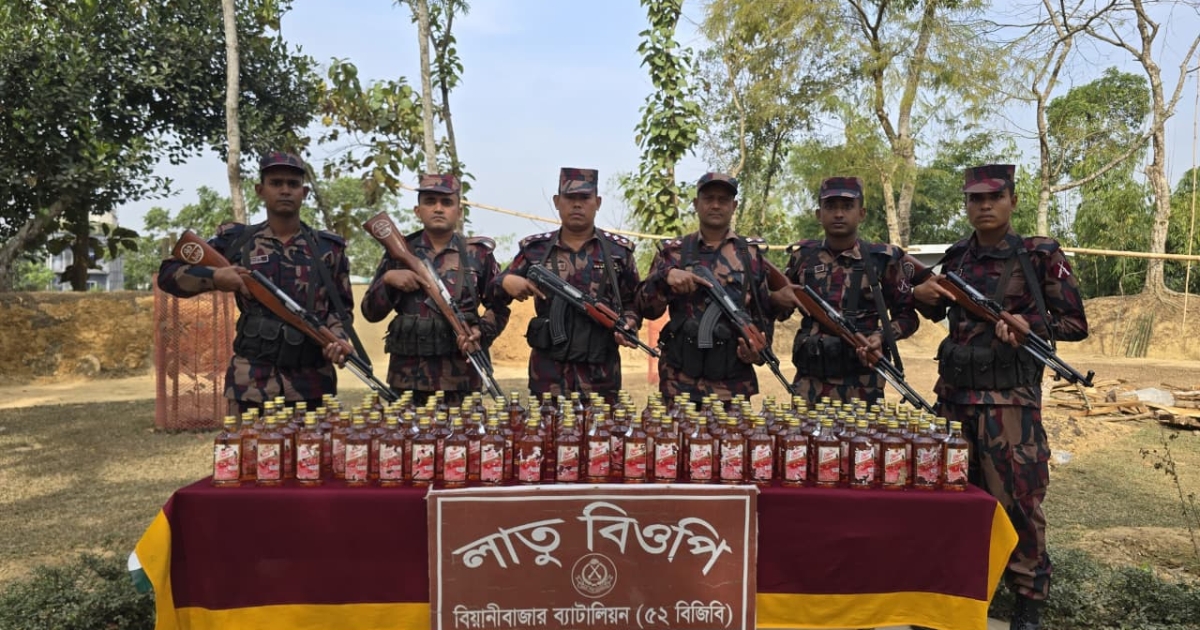 বড়লেখায় বিজিবিকে ঘেরাওয়ের চেষ্টা, ফাঁকা গুলিবর্ষণ ও ১৪৩ বোতল মদ জব্দ