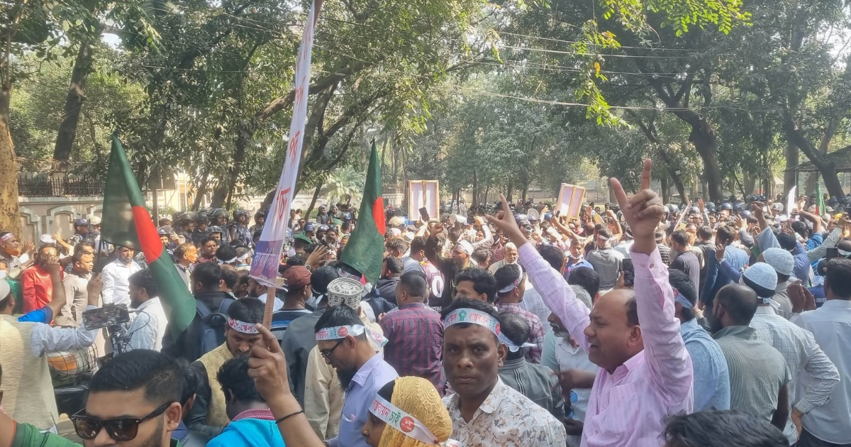 ৯ম পে স্কেলের গেজেট বাস্তবায়নের দাবিতে ব্যারিকেড ভেঙে যমুনা অভিমুখে সরকারি চাকরিজীবীরা
