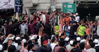 শাহবাগ মোড় অবরোধ করল ইনকিলাব মঞ্চ