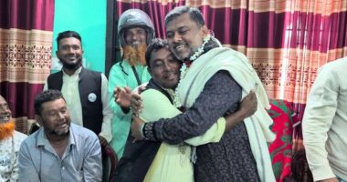 শিশির মনিরের হাতে ফুল দিয়ে জামায়াতে যোগ দিলেন বিএনপির দুই শতাধিক নেতাকর্মী