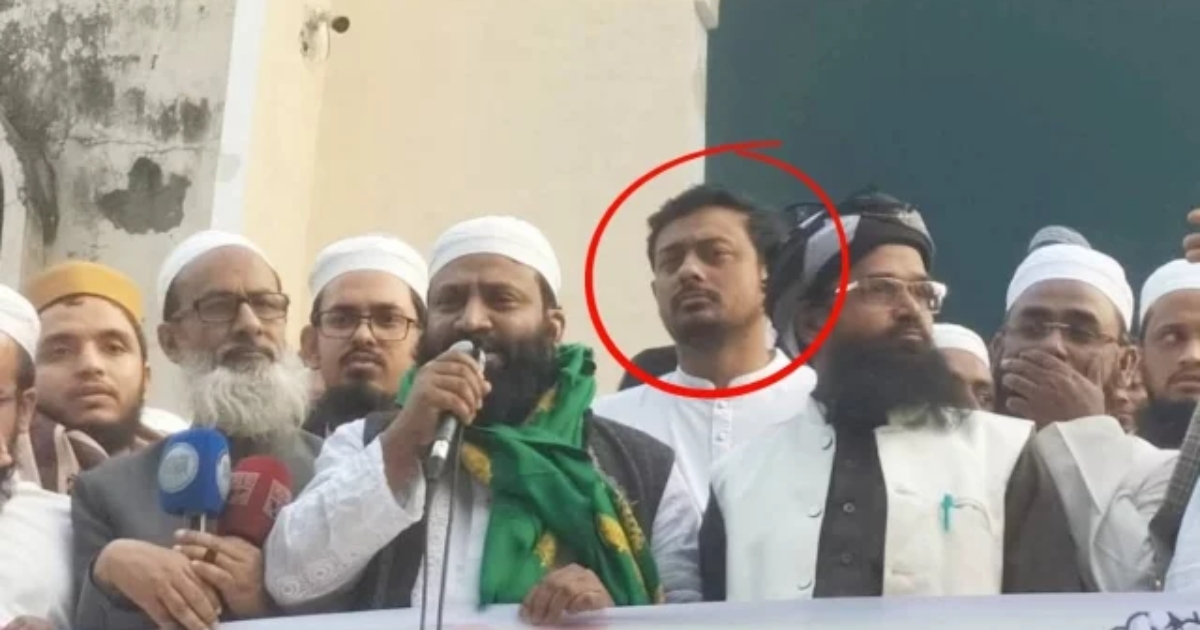 নিজের বিরুদ্ধে ডাকা বিক্ষোভে হাজির খোদ নাসীরুদ্দীন পাটওয়ারী