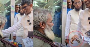 জামায়াতে ইসলামীর প্রচারণার সময় হকারকে টাকা দিলেন ব্যারিস্টার শাহরিয়ার