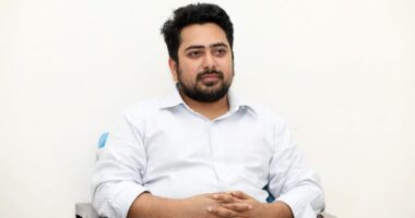 বাড্ডা এ কে এম রহমত উল্লাহ বিশ্ববিদ্যালয় কলেজে ভোট দেবেন নাহিদ ইসলাম