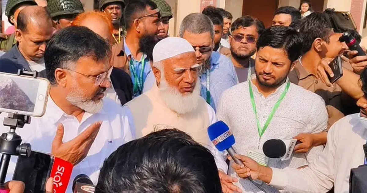 ভোটকেন্দ্রে সৌহার্দ্যের দৃশ্য, জামায়াত আমির-বিএনপি প্রার্থীর আলিঙ্গন
