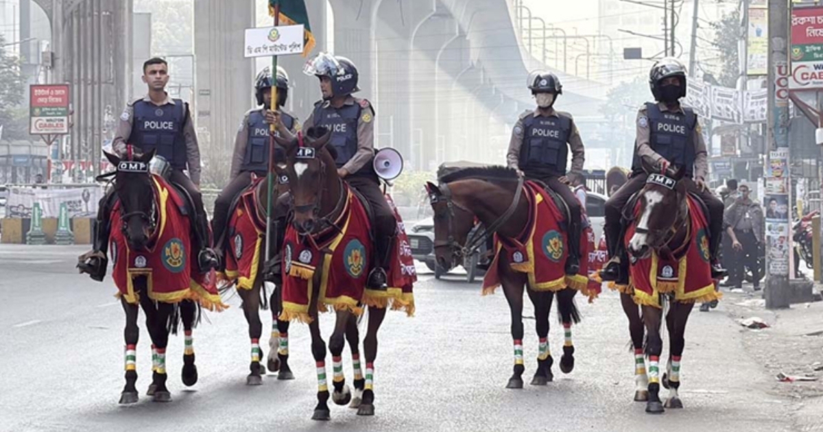 নির্বাচন উপলক্ষে রাজধানীতে টহল দিচ্ছে ডিএমপির অশ্বারোহী দল