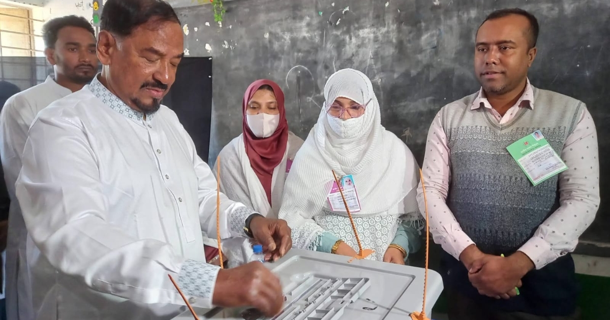 ভোলা ৩ আসনের প্রার্থী মেজর হাফিজ উদ্দিন আহমদ ভোট দিয়েছেন