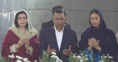 প্রধানমন্ত্রী হয়ে বাবা-মায়ের কবর জিয়ারত করলেন তারেক রহমান