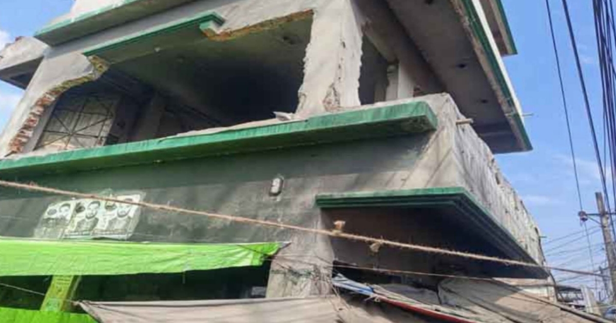 অগ্নিদগ্ধ ও ভেঙ্গে ফেলা তারাকান্দা আ’লীগের প্রধান কার্যালয় ভবনটিতে দলীয় পতাকা প্রদর্শন ও স্লোগান