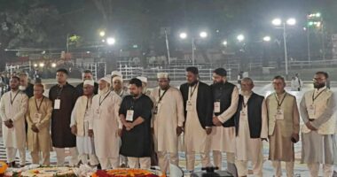 প্রথমবারের মতো শহীদ মিনারে ফুল দিল জামায়াতে ইসলামী, শহীদ বেদিতে দাঁড়িয়ে দোয়া