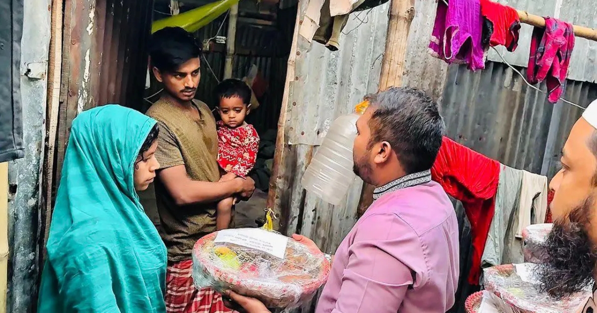 তারেক রহমানের পক্ষে ঢাকা-১৭ আসনের ভাসানটেকে ইফতার সামগ্রী বিতরণ