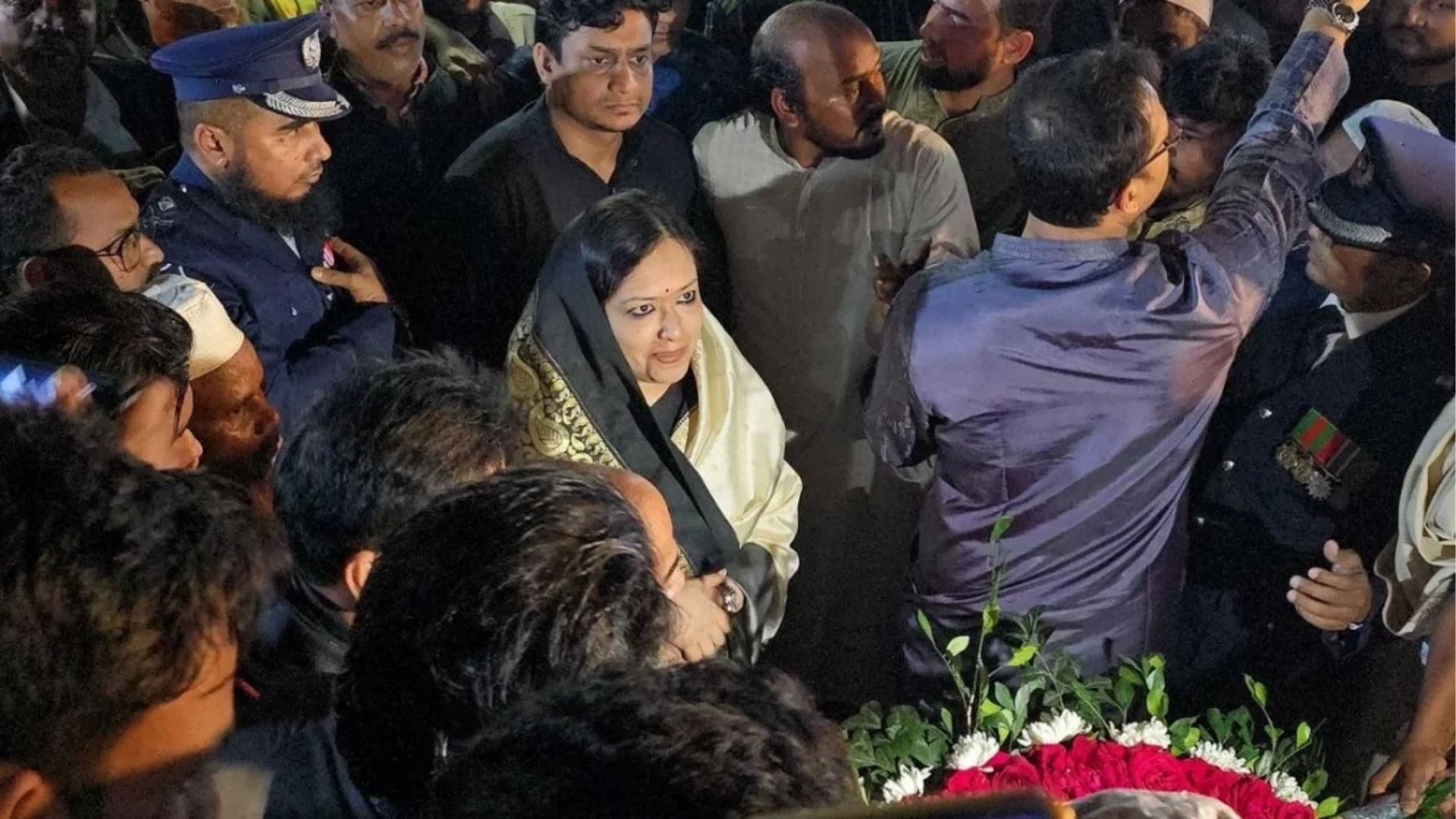 শহীদ মিনারে বাধার মুখে রুমিন ফারহানা, ফিরে গেলেন ফুল না দিয়েই