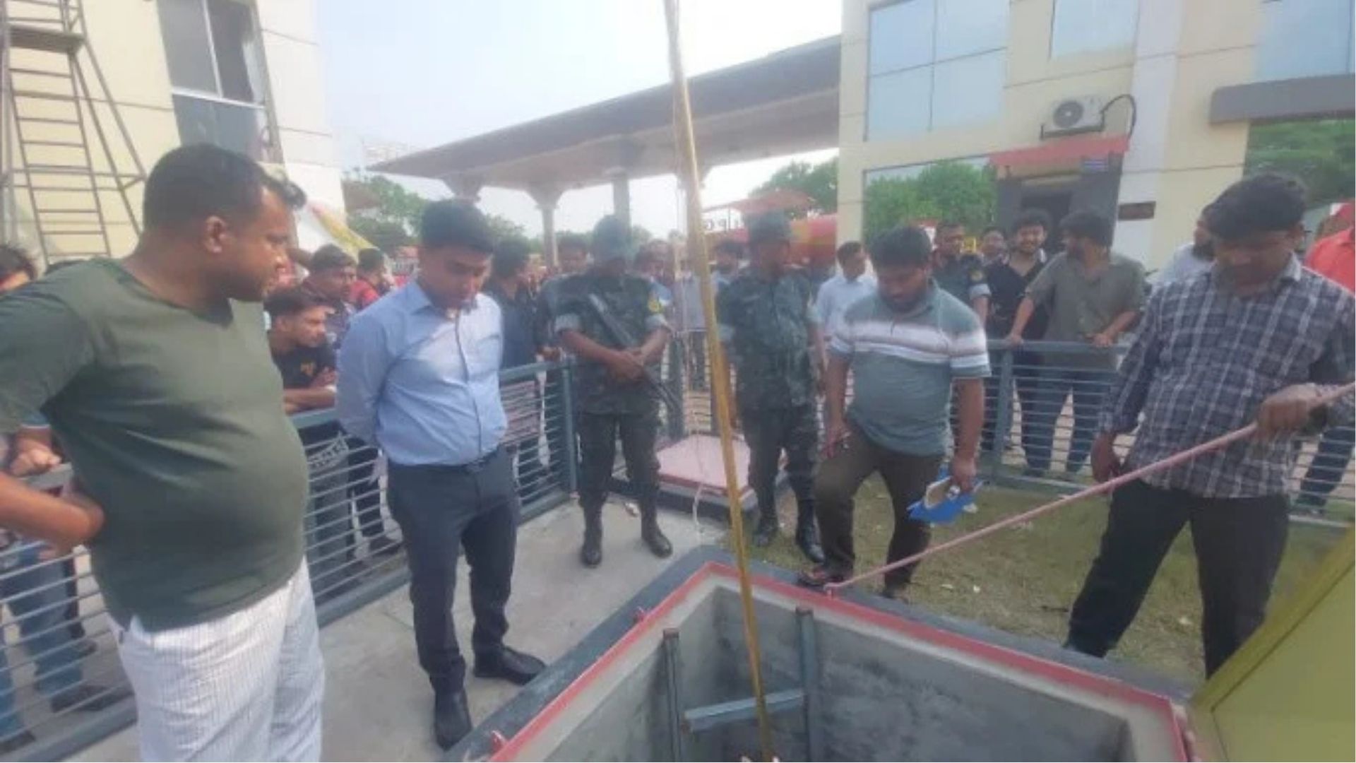 ফরিদপুরে ‘তেল নাই’ লেখা দুই পাম্পে মিলল ৫৪ হাজার লিটার জ্বালানি তেল