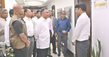 সচিবালয়ে আকস্মিক বিভিন্ন মন্ত্রণালয় পরিদর্শনে প্রধানমন্ত্রী