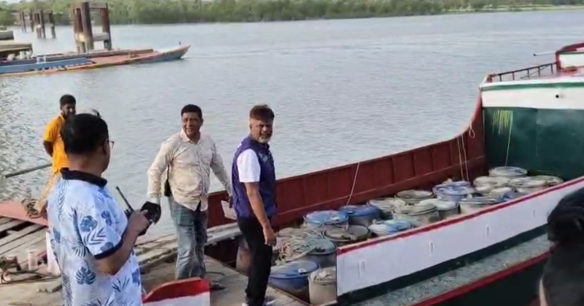 কলাপাড়ায় ট্রলার থেকে ৬ হাজার ২০০ লিটার জ্বালানি তেল জব্দ