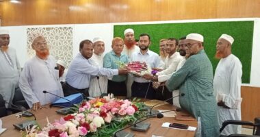 লালমোহনে নবাগত ইউএনওকে শিক্ষক পরিবার'র পক্ষ থেকে ফুলেল শুভেচ্ছা