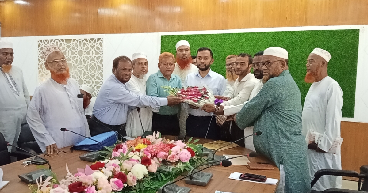 লালমোহনে নবাগত ইউএনওকে শিক্ষক পরিবার’র পক্ষ থেকে ফুলেল শুভেচ্ছা