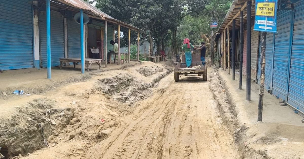 সড়ক নির্মাণে অনিয়ম কাজ বন্ধ বিক্ষুব্ধ এলাকাবাসী