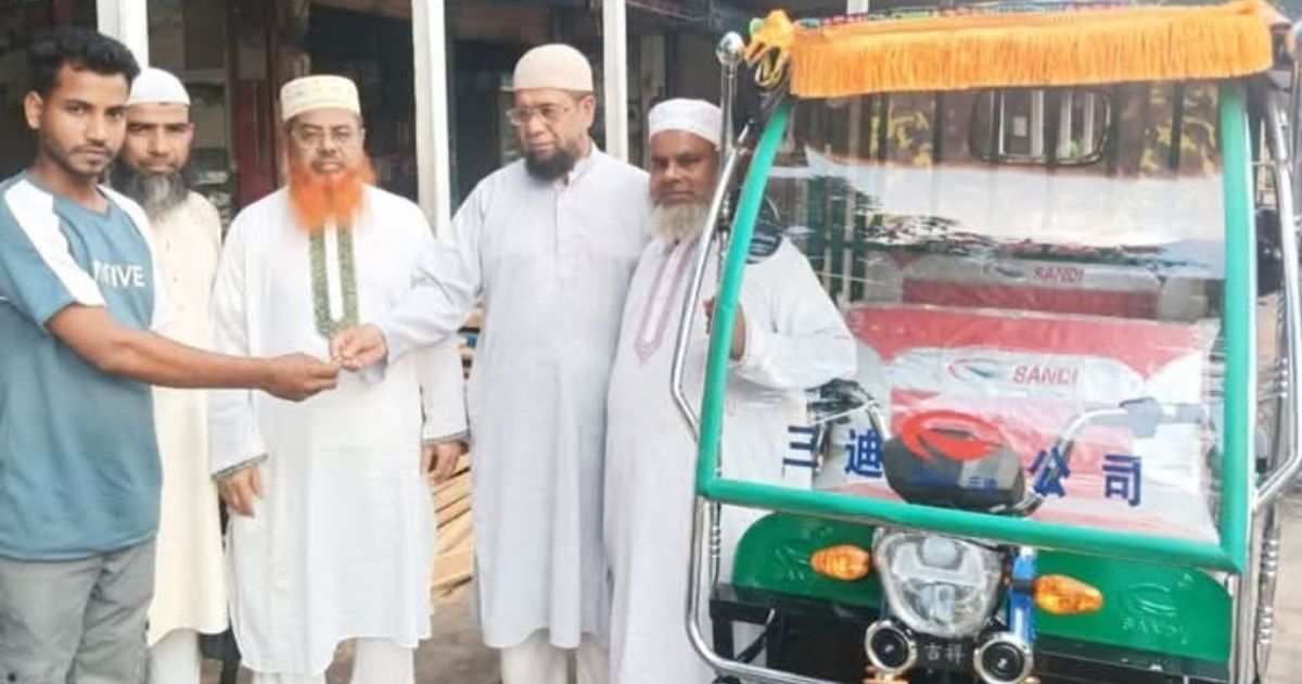 অসহায় অটোরিকশা চালককে মিশুক উপহার দিল মুন্সিগঞ্জ জেলা জামায়াত