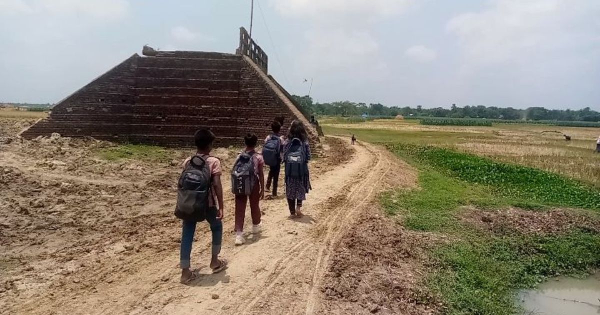 নলডাঙ্গায় ৪০ বছর ধরে দাঁড়িয়ে আছে সড়ক ছাড়া এতিম সেতু – বিপদে কোমলমতি শিক্ষার্থী ও পথচারী