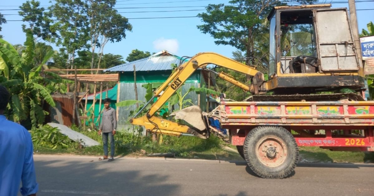 সুবর্ণচরে খাস জমিতে অবৈধ দোকান,গুড়িয়ে দিলেন প্রশাসন